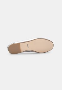 Metallisch silberner flacher Schuh mit glattem Obermaterial, runder Zehenpartie und strukturierter beiger Gummisohle, die ein dezentes Logo in der Nähe der Ferse aufweist.