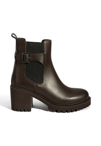 Bruine leren enkellaars met elastische zijpanelen, gespsluiting en een gestructureerde blokhak. Kenmerkt zich door een gladde afwerking en een geribbelde zool.