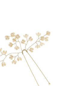 Accessorio per capelli in tonalità oro con delicati accenti a forma di fiore in avorio attaccati a rami di filo intrecciato, con due catene sottili in estensione.