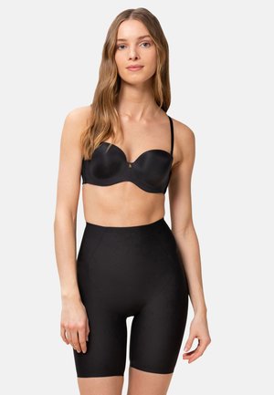 Soutien-gorge noir avec bonnets moulés lisses et bretelles fines, associé à un short noir taille haute et ajusté, tous deux en matériau élégant et extensible.