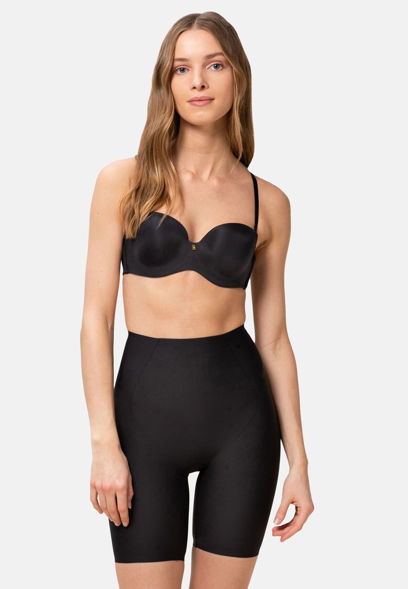 Reggiseno nero con coppe modellate e lisce e spalline sottili, abbinato a pantaloncini neri aderenti a vita alta, entrambi realizzati in un materiale elegante ed elastico.