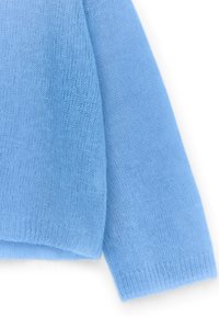 Hellblauer Strickpullover mit weicher, luftiger Textur. Verfügt über lange Ärmel und einen gerippten Saum, der eine bequeme Passform bietet.