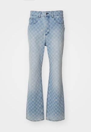 Jeans a zampa d'elefante in denim azzurro chiaro con un motivo logo su tutta la superficie, cinque tasche, chiusura con bottone e una finitura leggermente sbiadita.