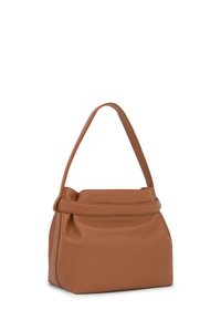 Brązowa skórzana torebka o gładkiej fakturze, zaokrąglonym kształcie i pojedynczym uchwycie. Charakteryzuje się złożonym górnym brzegiem i minimalistycznym designem.