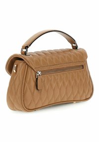 Tan quiltet læderhåndtaske med en struktureret form, et top håndtag, en lynlåslomme og guldfarvede hardwaredetaljer.