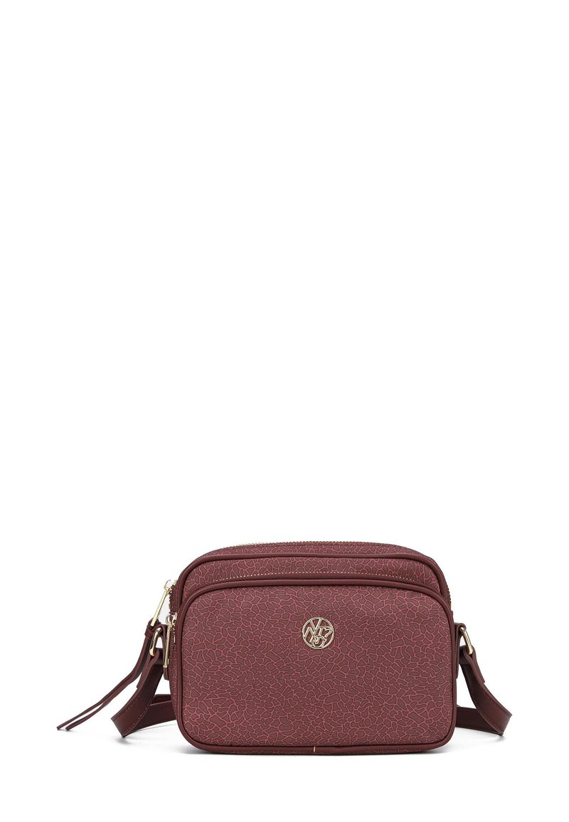 Borsa a tracolla bordeaux realizzata in materiale texturizzato, con due scomparti, hardware in tonalità oro e un accento con logo sulla parte anteriore.