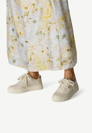 Beige lædersneakers med en struktureret overflade, rund tå og tyk sål. Har snørelukning og en dekorativ logoaccent.