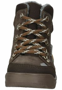 Stivaletto in pelle marrone con fodera in pelliccia sintetica, caratterizzato da lacci a motivo marrone e bianco, occhielli metallici e suola in gomma testurizzata.