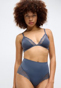 Γκρίζα bralette με δαντελένια περιθώρια και ντεκολτέ σε σχήμα V, συνδυασμένο με ψηλοκαβάλο σλιπ που διαθέτει αντίστοιχες δαντελένιες λεπτομέρειες. Λεία υφή.