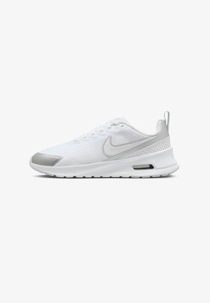 Weiße Nike-Sneaker mit einer strukturierten Oberseite, glatten grauen Akzenten, Schnürverschluss und einer sichtbaren Luftdämpfungseinheit in der Sohle.