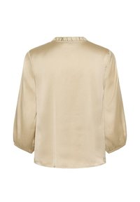 Beige satinbluse med trekvartslange puffærmer og en rynket rund halsudskæring, vist fra ryggen mod en hvid baggrund.
