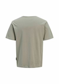 Ανοιχτό πράσινο μπλουζάκι με κοντά μανίκια κατασκευασμένο από απαλό βαμβάκι. Στρογγυλή λαιμόκοψη, ίσιο κάτω μέρος, με μια μικρή ετικέτα στην κάτω αριστερή πλευρά.