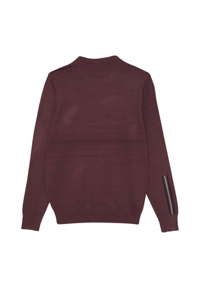 Maglione a maglia bordeaux con scollo rotondo e maniche lunghe. Presenta un accento a strisce sulla manica sinistra. Texture morbida, vestibilità standard.