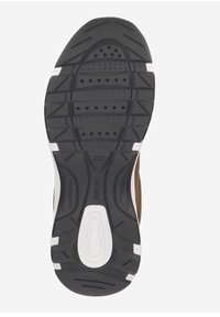 Semelle de chaussure en caoutchouc noir avec des crampons profonds, motif circulaire, sections ventilées et accents blancs. Surface texturée pour l'adhérence et la stabilité.