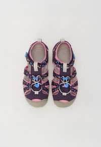 Lila- und rosa offene Sandalen mit Blumenmuster, verstellbaren Riemen, grauer Gummisohle und blauer Akzent-Schnalle.