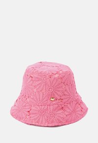 Rosa bucket-hatt av broderad blommig tyg, med en texturerad design och en guldmetallaccent.