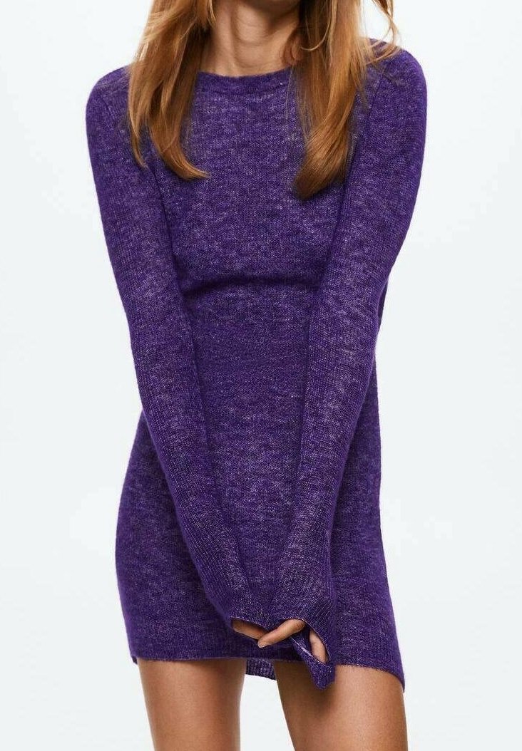 Pusero mekko vaaleanpunaisena, jossa on pitkät hihat, rento malli ja hienovarainen rakenne. Mekossa on pyöreä pääntie ja sormettomat hihat.