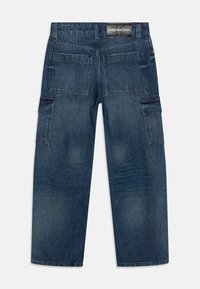 Tmavě modré džínové cargo kalhoty s volným střihem, které mají několik kapes a nášivku s logem Calvin Klein Jeans na zadním lemu.