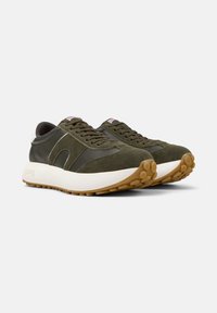Grüne Wildleder- und Ledersneaker mit weißen Akzenten und einer Gummilaufsohle. Rundliche Zehenform und flache Schnürsenkel für einfaches Anziehen.