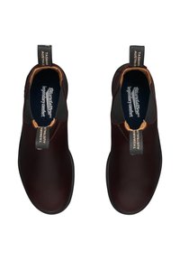 Botines de cuero burdeos con paneles laterales elásticos, suelas de goma negras y acentos en contraste en color marrón claro en las aberturas y etiquetas.