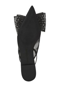 Chaussure à talons hauts noire avec un bout pointu, un dessus en maille et un nœud en dentelle avec des pois. Semelle noire lisse avec le nom de la marque "Steve Madden".