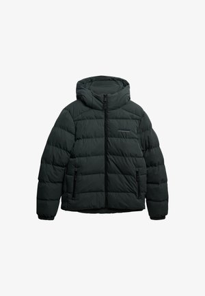 Chaqueta acolchada de color verde oscuro con capucha, que cuenta con un cierre de cremallera y dos bolsillos laterales. La tela tiene una textura suave y un patrón acolchado.