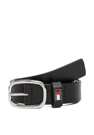 Ceinture en cuir noir avec boucle rectangulaire argentée et étiquette avec le logo Tommy Jeans sur la boucle de ceinture.