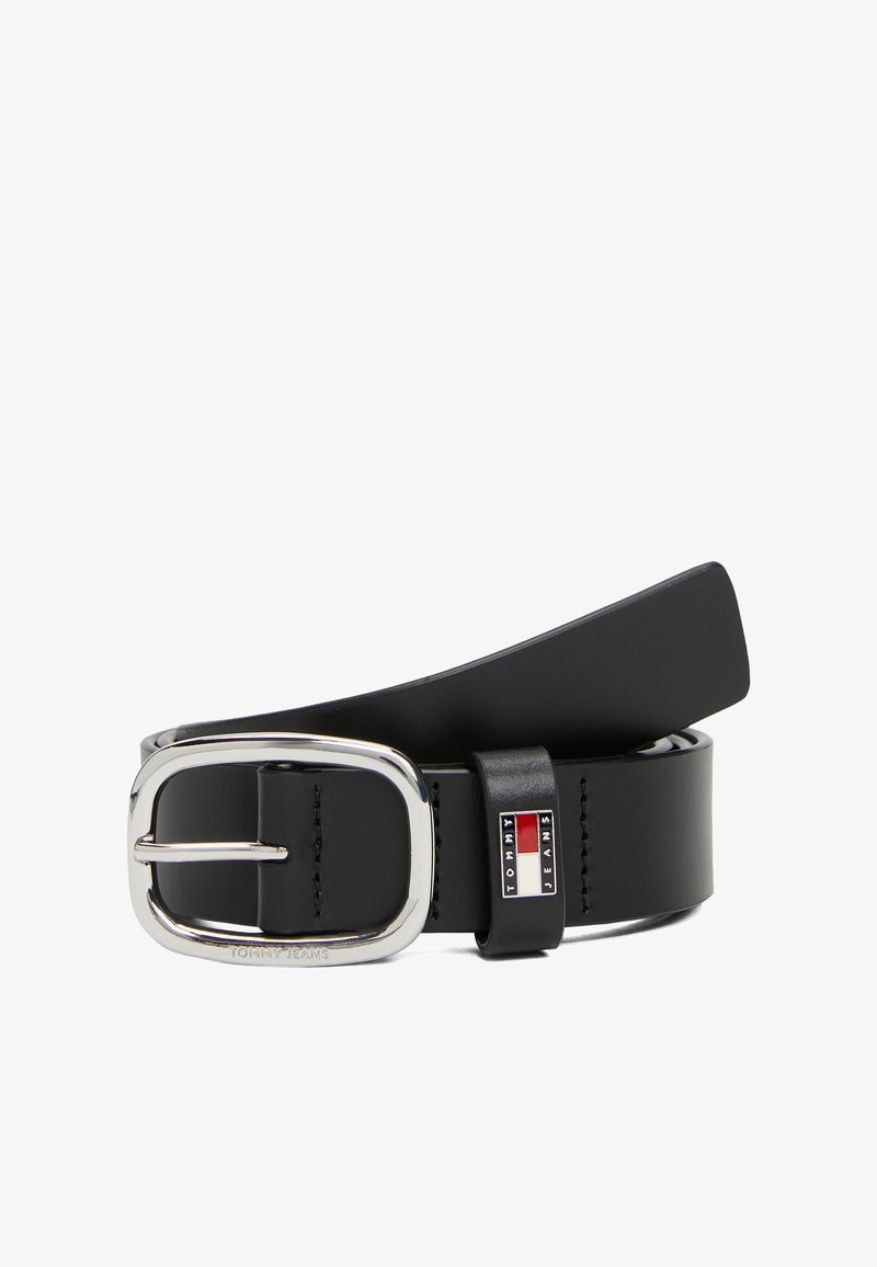 Ceinture en cuir noir avec boucle rectangulaire argentée et étiquette avec le logo Tommy Jeans sur la boucle de ceinture.