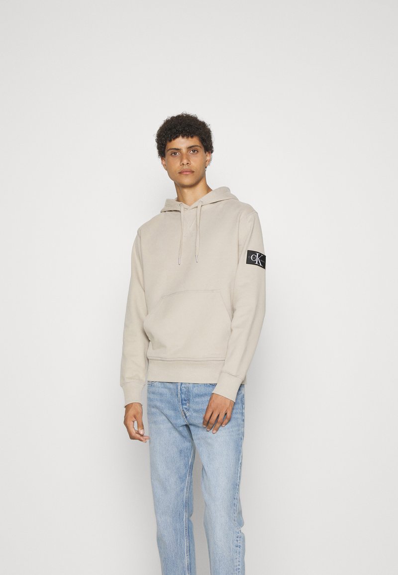 Calvin Klein Jeans BADGE HOODIE - Melegítőfelső - plaza taupe