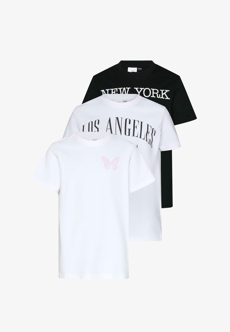 Trois T-shirts à manches courtes empilés : noir avec le texte "NEW YORK", blanc avec le texte "LOS ANGELES", et blanc avec un petit papillon rose sur le devant.