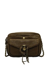 Sac en bandoulière en cuir brun texturé avec poche frontale à rabat, franges décoratives, bouton doré et bandoulière en chaîne.