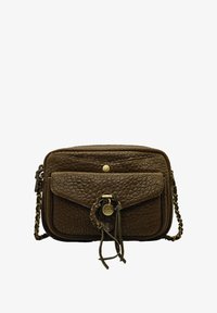 Sélectionné, e fume kaki