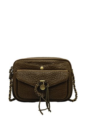 Sac en bandoulière en cuir brun texturé avec poche frontale à rabat, franges décoratives, bouton doré et bandoulière en chaîne.