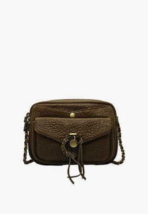 Sac en bandoulière en cuir brun texturé avec poche frontale à rabat, franges décoratives, bouton doré et bandoulière en chaîne.