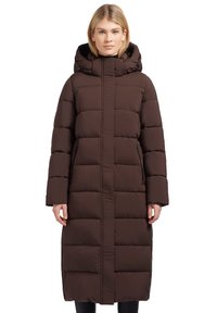 Brun pufferjakke med en lang, lige design, høj krave og aftagelig hætte. Har lynlåslukket sidelommer og syede paneler.