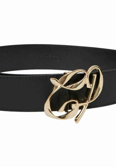 Cintura in pelle nera con una fibbia in metallo dorato lucido, caratterizzata da un design complesso e fluido. Texture liscia e larghezza uniforme in tutto il cinturino.