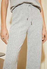 Friends Like These COSY  WIDE LEG  REGULAR FIT - Housut - grey
