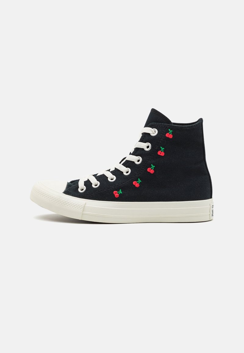 Sneakers alte in tela blu navy, con occhielli e lacci bianchi, con ciliegie ricamate in rosso sul lato esterno e una soletta in gomma bianca.