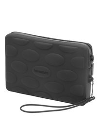 Clutch rettangolare nera realizzata in silicone testurizzato, con un motivo di forme ovali in rilievo, dotata di una cerniera e di un cinturino per il polso removibile.