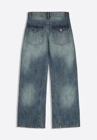 Jean en denim bleu délavé vu de dos avec jambes larges, deux poches arrière à rabat avec boutons et passants de ceinture à la taille.