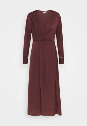 Robe portefeuille à manches longues, de couleur bordeaux foncé, avec un décolleté en V, longueur jusqu'aux chevilles, et un détail décoratif en chaîne sur les poignets, confectionnée dans un tissu lisse et soyeux.