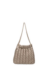 Sac à main en beige matelassé avec un design froncé, anse à chaîne et accents métalliques. Il présente une texture douce et une forme structurée.