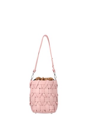 Geantă bucket roz cu bretele late țesute, bretea ajustabilă pentru umăr și un săculeț maro din material textil cu snur în interior.