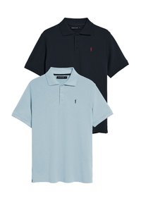 Dos camisetas polo: una de color marino y otra de un azul claro. Ambas tienen mangas cortas, tres botones y un pequeño logotipo en el lado izquierdo. Material de algodón.