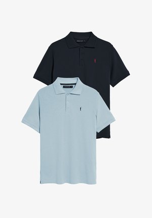 Zwei Poloshirts: eines in Marineblau und eines in Hellblau. Beide haben kurze Ärmel, drei Knöpfe und ein kleines Logo auf der linken Seite. Aus Baumwollmaterial.