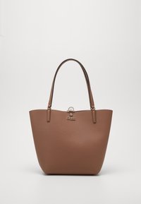 Sac fourre-tout en cuir brun granuleux avec deux sangles de portée, fermeture à fermoir sur le dessus et logo doré sur le devant. Intérieur lisse.