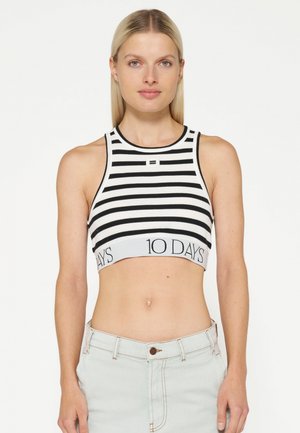 Zwart-wit gestreepte crop top met een ronde halslijn en een elastische band met de tekst "10 DAGEN." Gemaakt van rekbare stof.