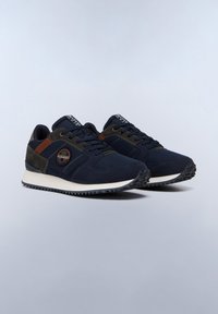 Sneaker blu navy in suede e mesh con suola in gomma. Caratterizzate da accenti arancioni e oliva, design con lacci e punta rotonda.