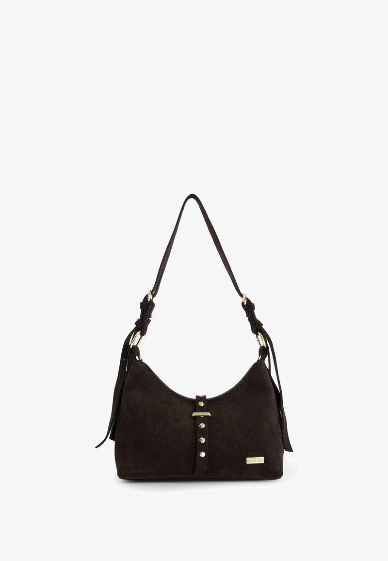 Ciemnobrązowa torebka z zamszu o zaokrąglonym kształcie, z regulowanym paskiem, złotymi elementami ozdobnymi oraz dekoracyjnym paskiem z ćwiekami z przodu.