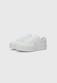 Hvite sneakers med glatt lær overdel, rund tå, hvite lisser og en teksturert gummisåle. Har en liten gull logo på siden.